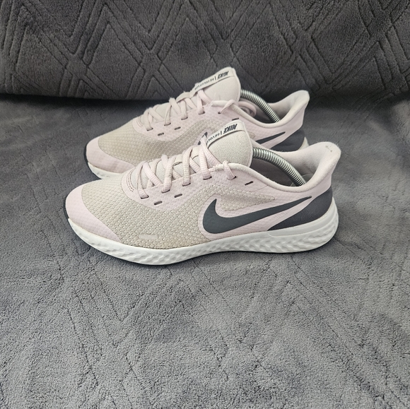 Nike Girls Revolution 5 BQ5671-601 Pink Black Running Shoes Sneakers Size 6Y. - Picture 2 of 9